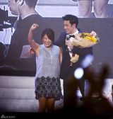 组图：苏志燮上海开唱 女粉丝激动获拥抱