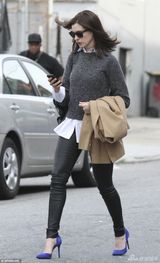 组图：安妮-海瑟薇学院装扮嫩 秀发飘逸展知性美