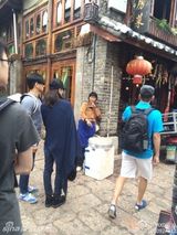 组图：隆诗牵手游丽江 吴奇隆贴心为女友夹菜