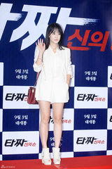 独家：崔丹尼尔宣传新片戴眼镜似哈利波特