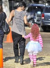 组图：哈莉-贝瑞女儿万圣节妆容诡异 雪白面庞恐怖