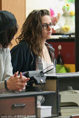 组图：斯图尔特中性装出街 头发蓬松显疲惫