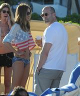 组图：惠特莉和男友杰森-斯坦森海边亲热度假