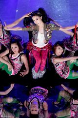 高清组图：蔡依林拍MV秀性感腹肌 穿比基尼披挂上阵