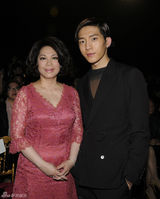 组图：井柏然廖凡同台看秀 兄弟见面相聊甚欢