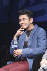 独家高清：刘亚仁牵手金海淑宣传新片《强哲》