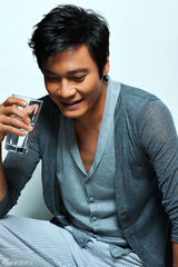 幻灯图：罗嘉良最新写真自然朴实 尽显成熟魅力 