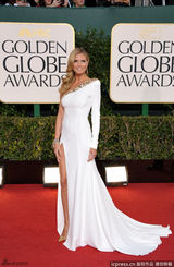 组图：金球红毯女星争艳 秀玉腿露美背