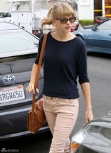 高清图：泰勒-斯威夫特街拍 简约装扮魅力不减