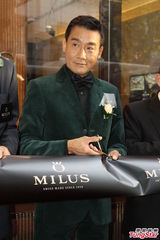 组图：梁家辉沪上吸金 私下被彭于晏叫“爹地”