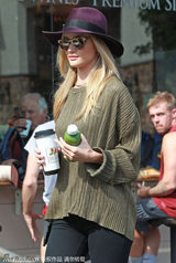 组图：超模惠特莉时尚出街 身材苗条长腿抢镜