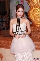 组图：萧亚轩抹胸裙露香肩 电眼勾人红唇诱惑