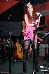 组图：许维恩开唱秀恩爱 吴亚馨送花篮力挺