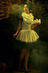 组图：刘思言复古写真变白衣天使