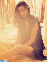 组图：米兰达香肩半露醉夕阳 身材丰满升级