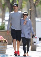 组图：《大爆炸》佩妮与老公依偎 俏皮吻汪星人