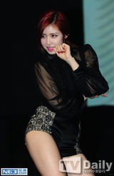 组图：Secret全孝盛发新专辑 黑纱短裤跳热舞