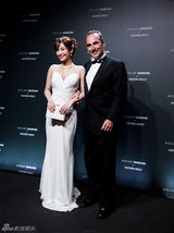 组图：金莎亮相戛纳派对 深V裸背礼服性感优雅