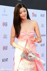 组图：全智贤百想低胸绣花粉裙唯美 金秀贤呆萌