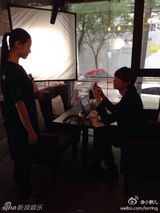 组图：古川雄辉北京拍戏 女主张辛苑贴心送麻将