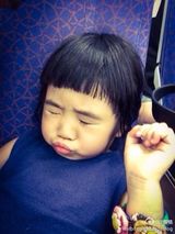 组图：奶爸萌娃再出发 吴镇宇对嘴喂儿子饼干