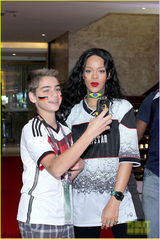 组图：蕾哈娜助阵世界杯 德国夺冠露内衣庆祝