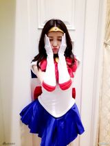 组图：倪妮生日夜cos水冰月 制服诱惑展好身材