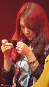 组图：朴信惠北京会粉丝 俏皮自拍频卖萌