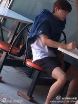 组图：李易峰街边吃盒饭拍戏 疑曝吴邪私服造型