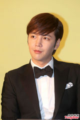 组图：张根硕想找中国女友 甜笑亲密搂抱白百何