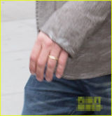 组图：皮特戴婚戒现身 婚后复工与小李合拍广告