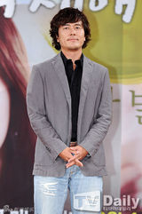 组图：《人生春天》秀英长裙亮相 身高优势突显