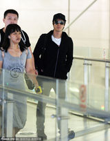 组图：王力宏严防女儿被偷拍 保镖贴身护驾