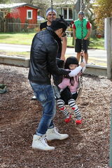 组图：姐姐粉衣开心荡秋千 新西兰湖畔秀光腿