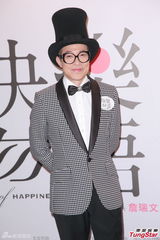 组图：梁洛施低胸白裙纯美 挂念宝宝着急归家