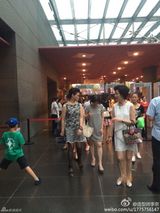 组图：宋祖英低调现身看话剧 与导演热聊