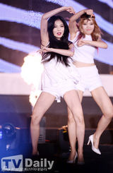 组图：泫雅热情献唱 性感热裤不慎露底