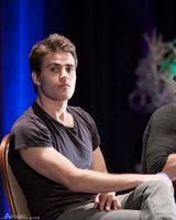 组图：《吸血鬼日记》兄弟争夺香蕉 两帅哥养眼