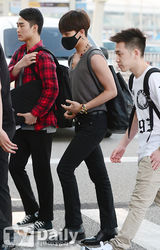 组图：BIGBANG口罩装扮 机场便装霸气难挡