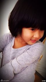 组图：陆毅萌女贝儿咧嘴甜笑 唇红齿白精灵古怪