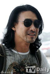 组图：韩星朴珉宇徐康俊休闲装扮现身机场