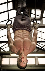 组图：快银惨遭美队袭胸 写真秀肌肉壮硕不输人