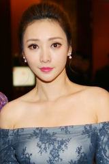 组图：柳岩窄裙抹胸露香肩 与男粉丝亲密合影