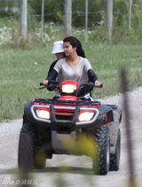 组图：贾斯汀-比伯/赛琳娜-戈麦斯复合狂秀恩爱 搂腰摸臀又熊抱