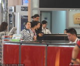 组图：王力宏开心独自大步走 老婆抱娃苦跟随