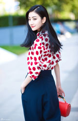 组图：景甜初秋街拍低眉浅笑柔情似水