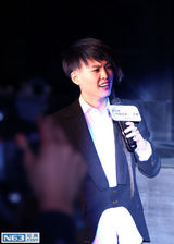 组图：张玮助阵模特大赛 个性长发遮面