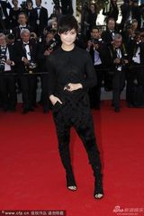 组图：李宇春黑衣裤亮相戛纳 中性风帅气