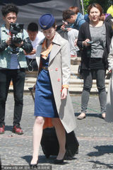 组图：刘亦菲短裙秀美腿 浓妆艳抹变冷艳时髦女