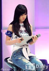 组图：Apink清凉牛仔装亮相 甜美活泼萌翻全场